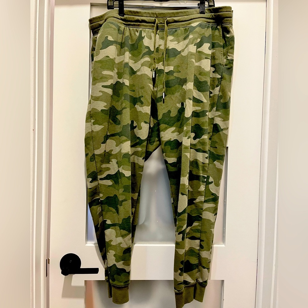 Old navy, camouflage joggers. Women’s XXL. Drawstring.